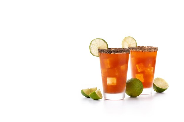 Cóctel de michelada casero con jugo de lima de cervezasalsa picanteLim salado y jugo de tomate aislado