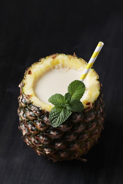 Cóctel de piña con pajita. Bebida tropical