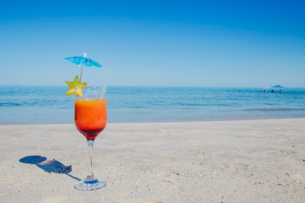 Cóctel en la playa en primer plano