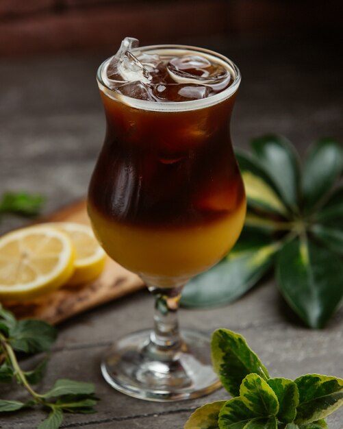 Cóctel refrescante con cubitos de hielo