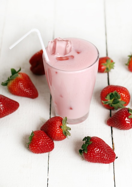 Cóctel rosa helado y fresas frescas