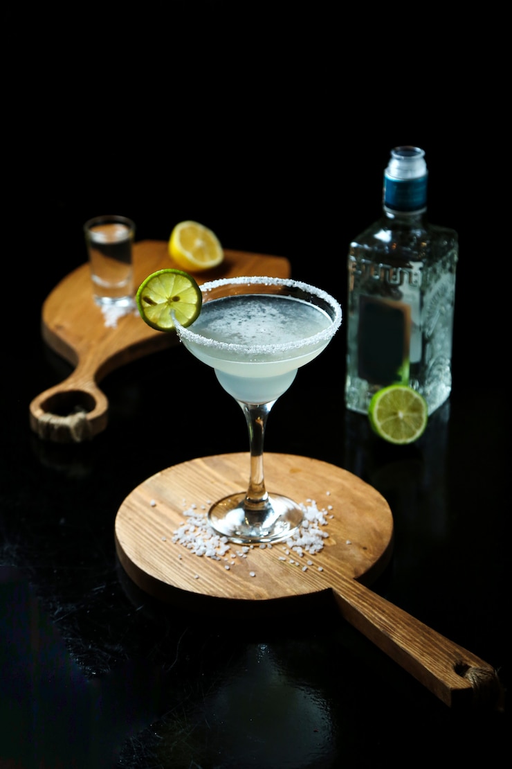 Foto gratuito cóctel con tequila sobre la mesa