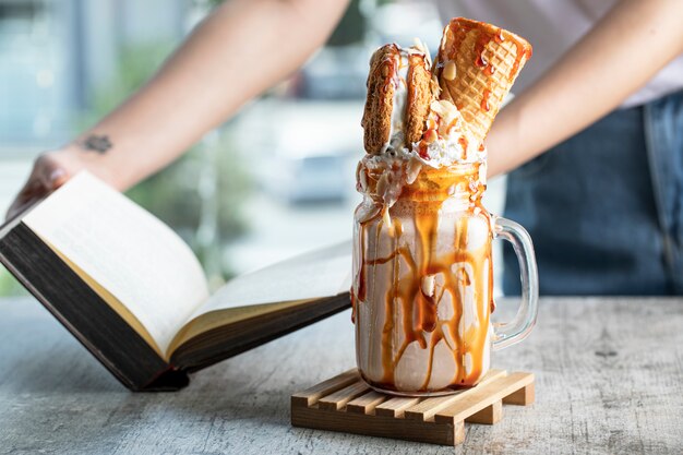 Cóctel de verano lechoso con waffle y jarabe de arce