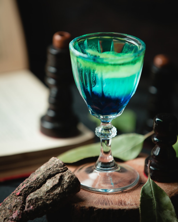 Foto gratuito cóctel verde azul sobre la mesa