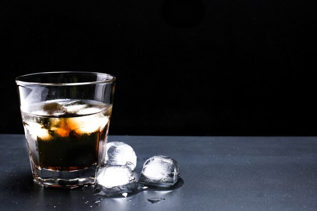 Cóctel de whisky-cola