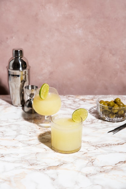 Foto gratuita cócteles daiquiri con rodajas de limón alto ángulo