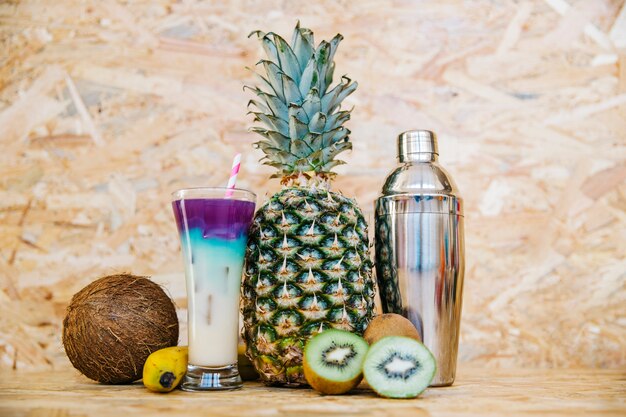 Cocteles y frutas tropicales