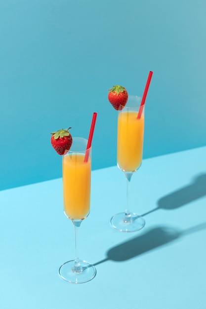 Cócteles de mimosa con arreglo de fresas