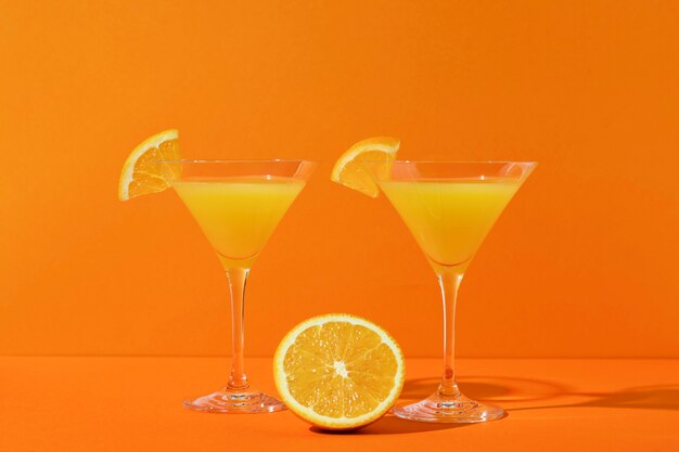 Cócteles de mimosa con arreglo de rodajas de naranja