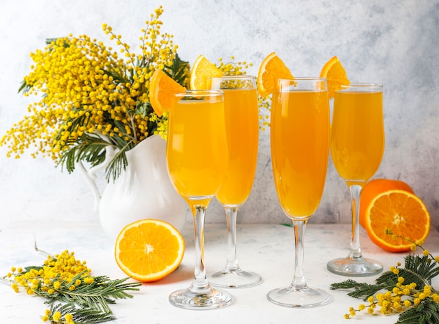 Foto gratuita cócteles de mimosa naranja refrescante caseros con champaña