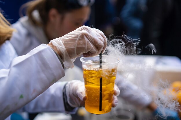 Cócteles multicolores con y sin alcohol con pajitas