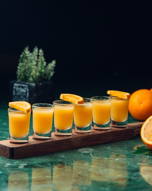 Cócteles de naranja en vasos pequeños.