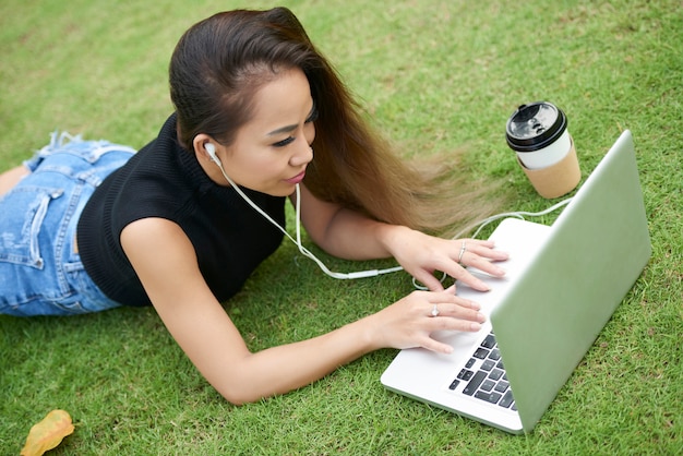 Codificación de mujer joven