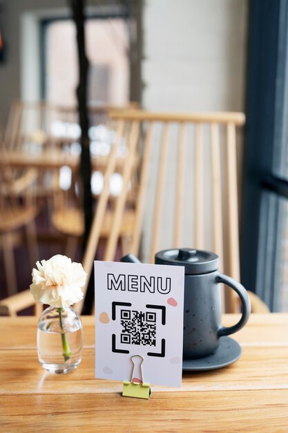 Código QR de ángulo alto en el restaurante