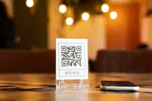 Foto gratuita código qr en una mesa