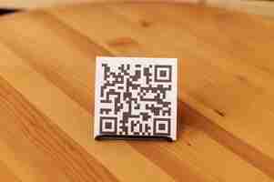 Foto gratuita código qr en una mesa