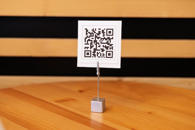 Código qr en una mesa