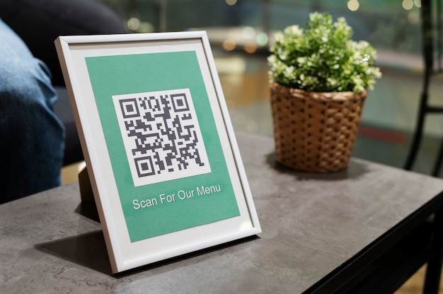 Código qr y planta en una mesa.