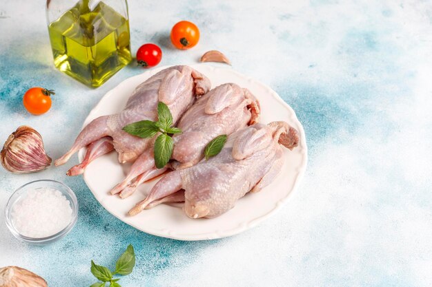 Codornices crudas caseras y ecológicas listas para cocinar.