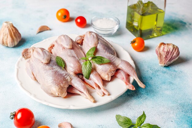 Codornices crudas caseras y ecológicas listas para cocinar.