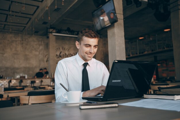 Coffe estilo de vida guapo una tecnología