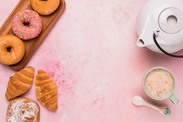 Coffee break dulce con diferentes pasteles.