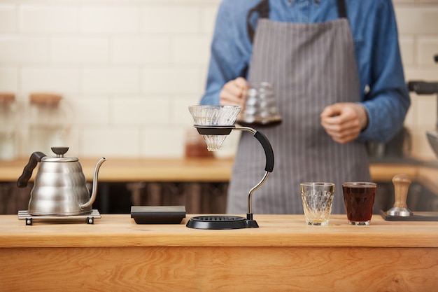 Foto gratuita coffes está listo. barista preparó café con cafetera de goteo manual.