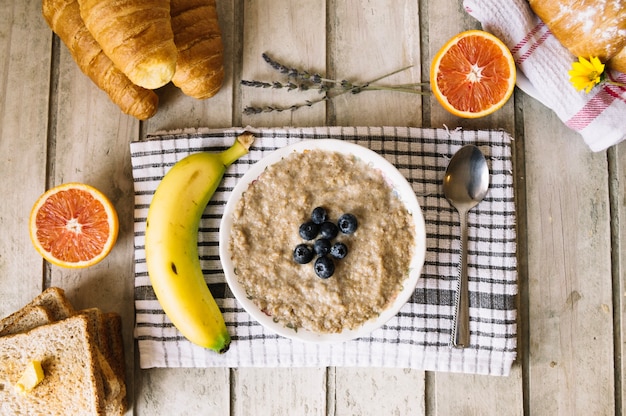 Coge con frutas y pasteles