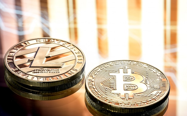 Coin litecoin y Bitcoin closeup sobre un hermoso fondo, concepto de una criptomoneda digital y sistema de pago