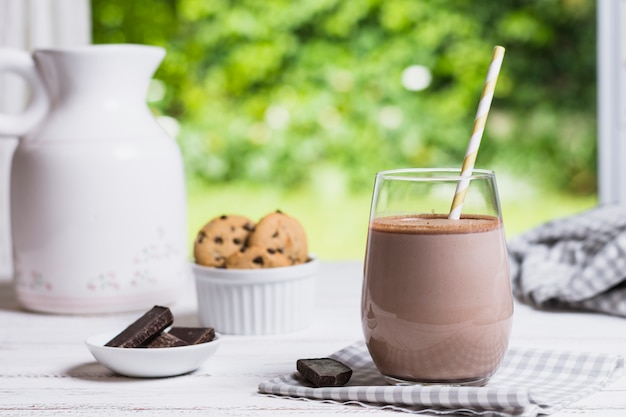 Cola cao en vaso en mesa