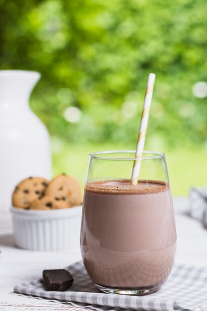 Cola cao en vaso en mesa