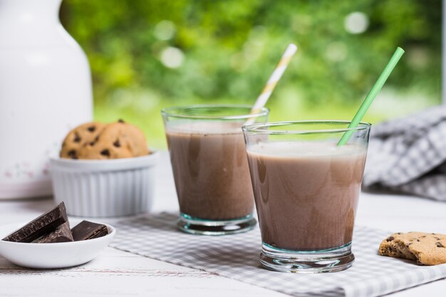 Cola cao en vaso en mesa