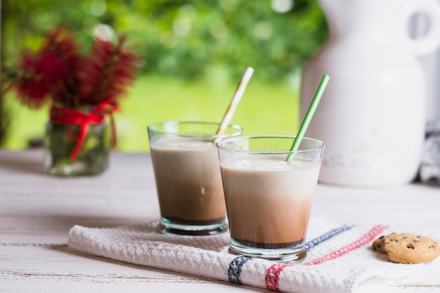 Cola cao en vaso en mesa