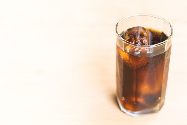 cola fría del agua de taza de comida