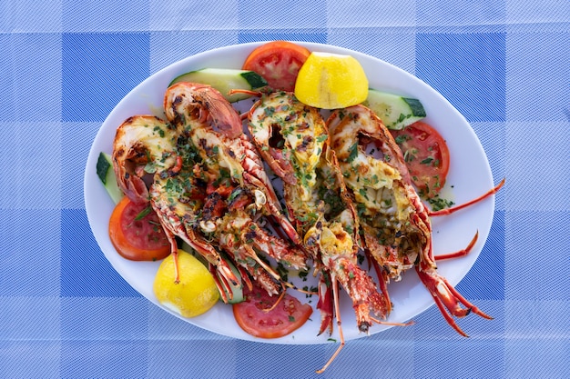 Foto gratuita cola de langosta a la parrilla en restaurante.