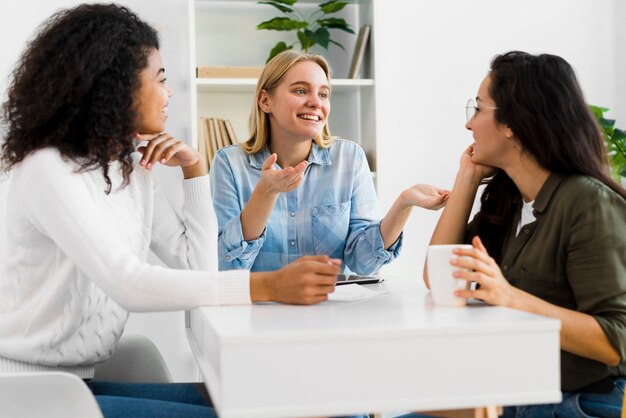 Colaboración de mujeres en la oficina