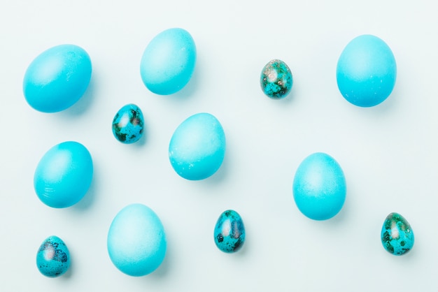 Foto gratuita colección azul de huevos de pascua