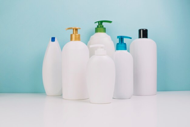 Colección de botellas de cosméticos en blanco