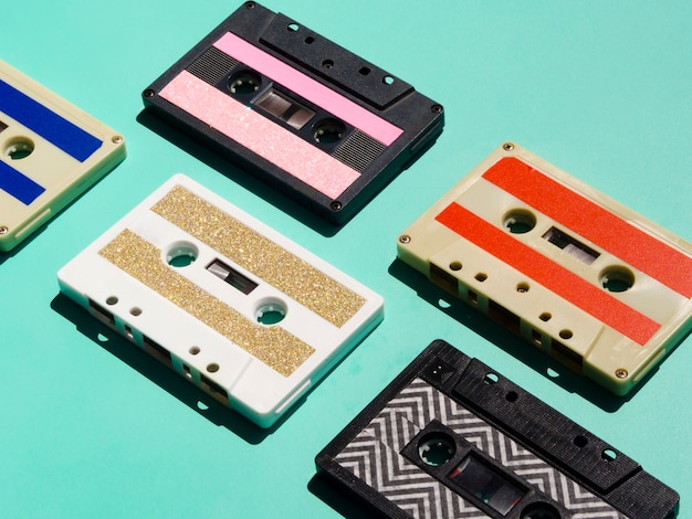 Colección de cintas de cassette vívidas multicolores