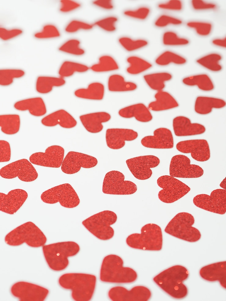 Foto gratuito colección de corazones de alto ángulo