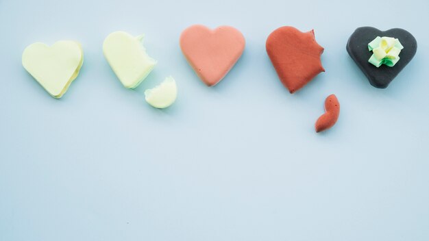 Colección de deliciosas galletas en forma de corazones.