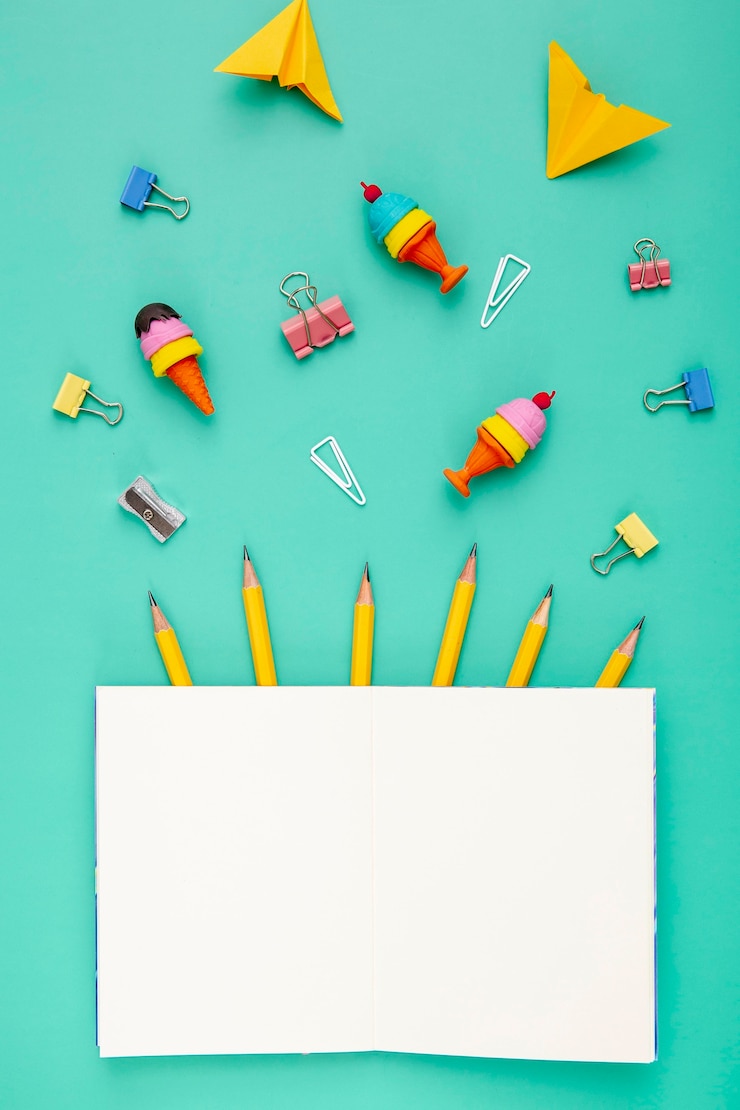 Foto gratuito colección de elementos de escritorio con cuaderno abierto