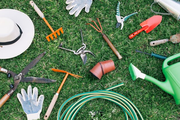 Colección de equipos de jardinería en prado.