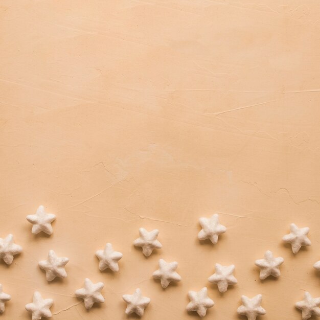 Colección de estrellas blancas decorativas.