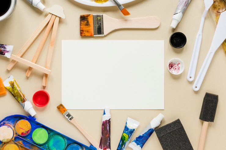 Foto gratuito colección de herramientas de artista y hoja de papel.