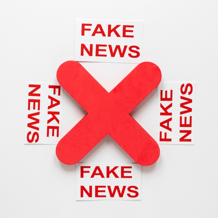 Foto gratuito colección de hojas de papel con mensaje de noticias falsas