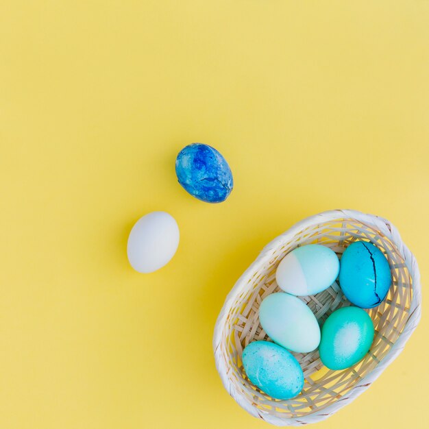 Colección de huevos de Pascua azules en cesta