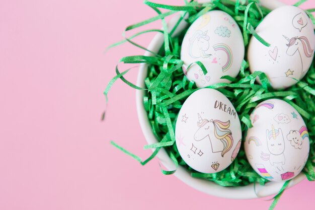 Colección de huevos de Pascua en un tazón