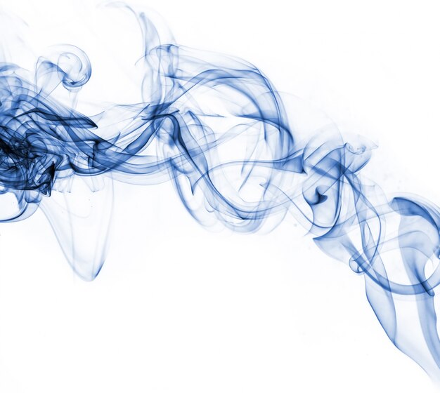 Colección de humo azul sobre fondo blanco