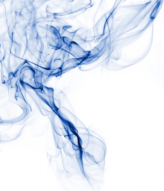 Colección de humo azul sobre fondo blanco